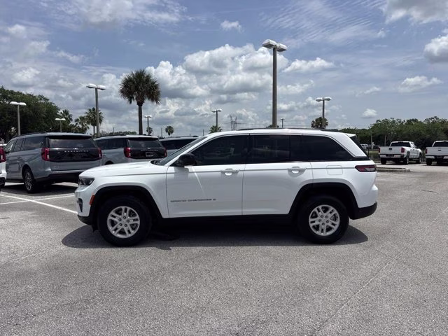 2023 Bright White Clearcoat Jeep Grand Cherokee Laredo RWD SUV