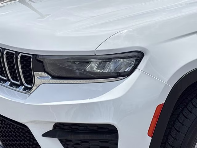 2023 Bright White Clearcoat Jeep Grand Cherokee Laredo RWD SUV