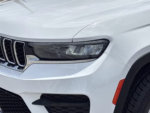 2023 Bright White Clearcoat Jeep Grand Cherokee Laredo RWD SUV