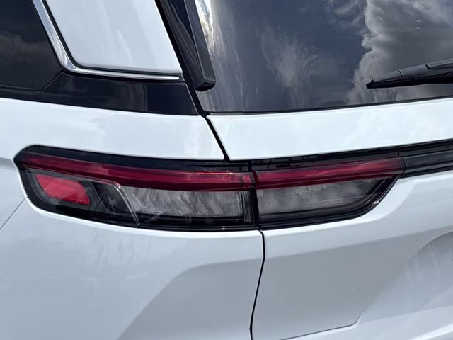 2023 Bright White Clearcoat Jeep Grand Cherokee Laredo RWD SUV