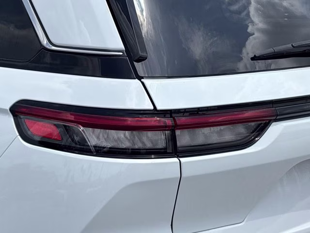 2023 Bright White Clearcoat Jeep Grand Cherokee Laredo RWD SUV