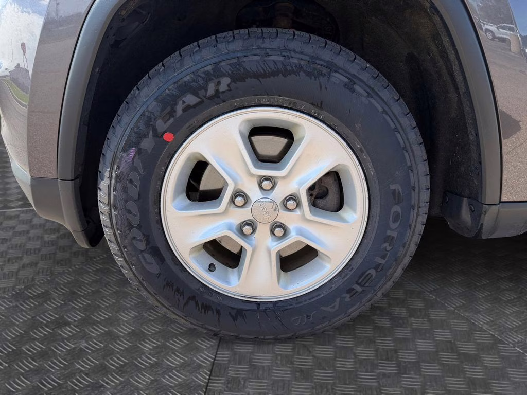2014 Granite Crystal Metallic Clearcoat Jeep Grand Cherokee Laredo 4X4 SUV