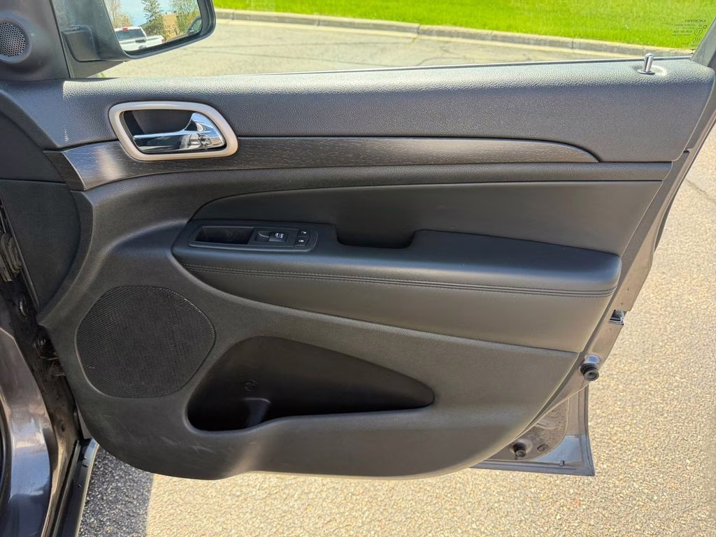 2014 Granite Crystal Metallic Clearcoat Jeep Grand Cherokee Laredo 4X4 SUV