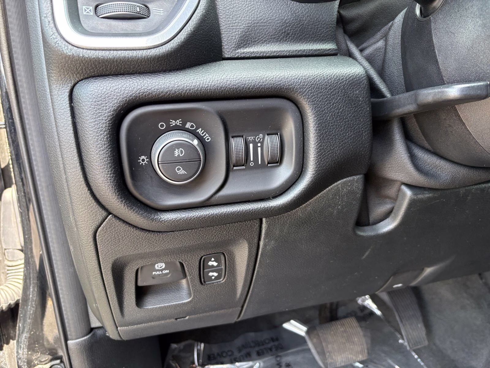 2020 Diamond Black Crystal Pearlcoat Ram 1500 Laramie 4X4 Truck