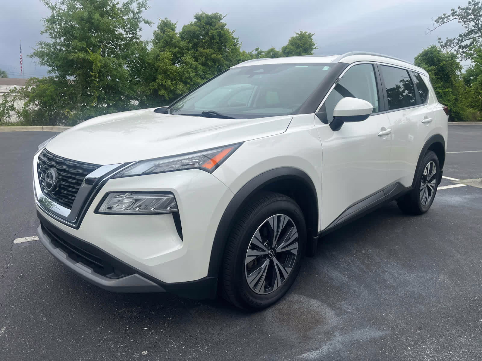 2023 Pearl White Tricoat Nissan Rogue SV FWD SUV