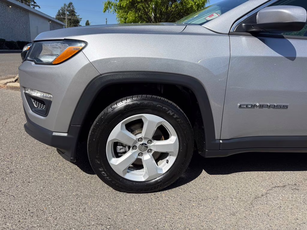 2018 Billet Silver Metallic Clearcoat Jeep Compass Latitude FWD SUV