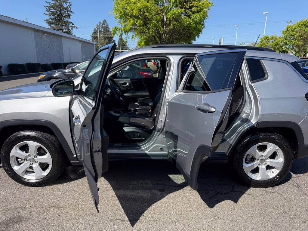 2018 Billet Silver Metallic Clearcoat Jeep Compass Latitude FWD SUV
