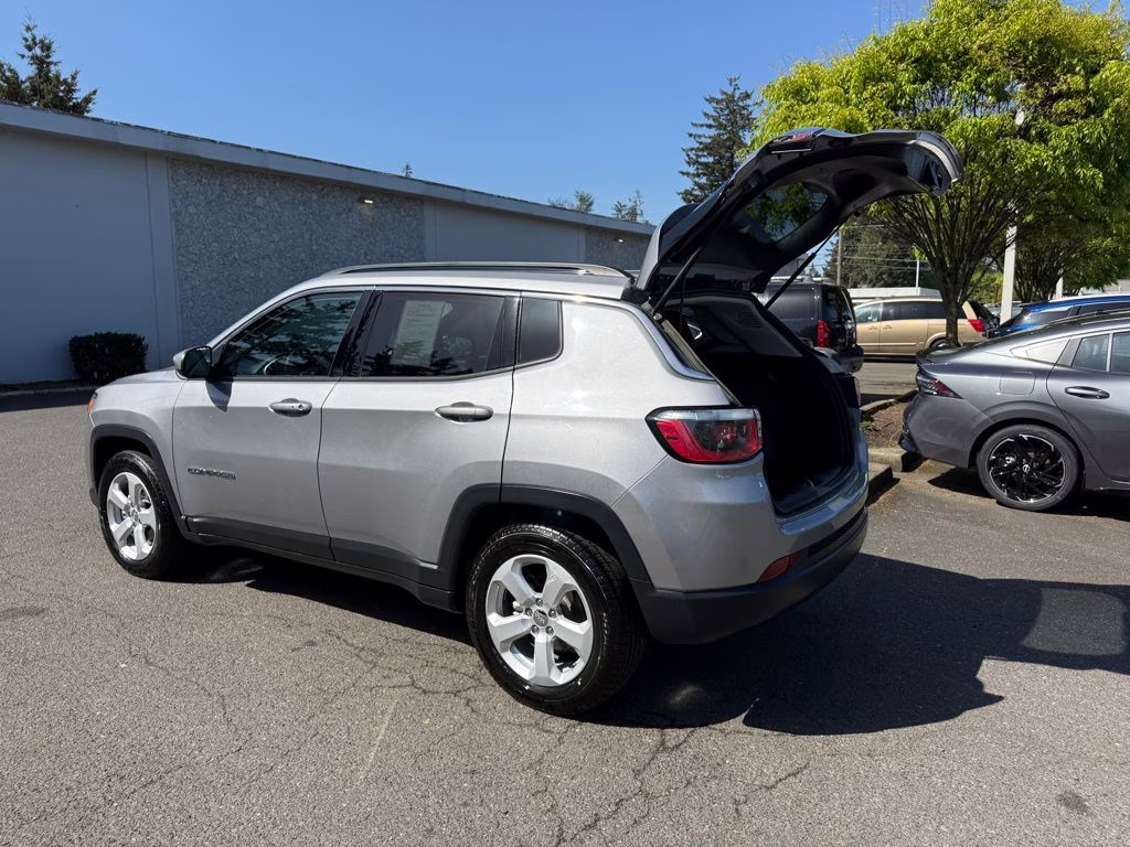 2018 Billet Silver Metallic Clearcoat Jeep Compass Latitude FWD SUV