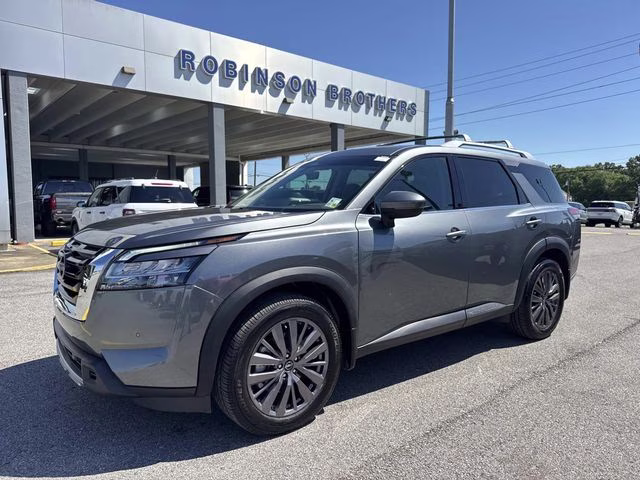 2023 Gun Metallic Nissan Pathfinder SL FWD SUV
