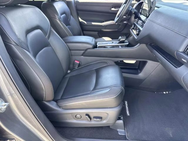 2023 Gun Metallic Nissan Pathfinder SL FWD SUV