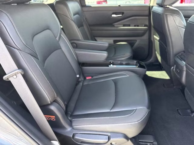 2023 Gun Metallic Nissan Pathfinder SL FWD SUV