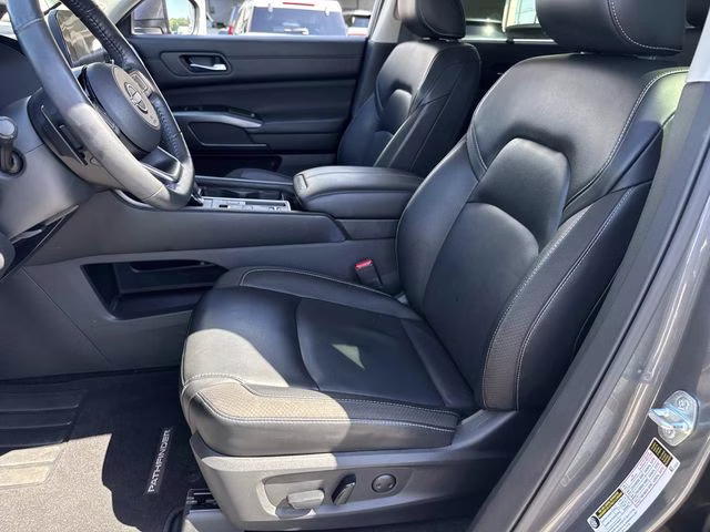 2023 Gun Metallic Nissan Pathfinder SL FWD SUV