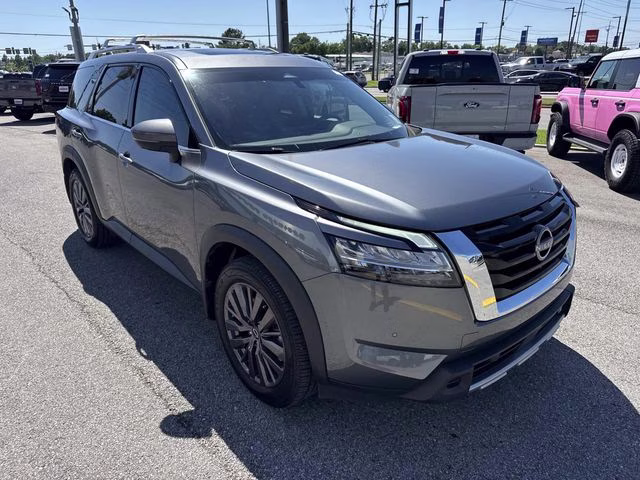 2023 Gun Metallic Nissan Pathfinder SL FWD SUV