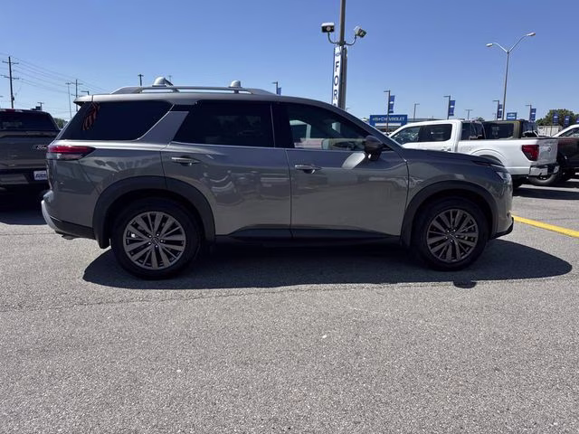 2023 Gun Metallic Nissan Pathfinder SL FWD SUV