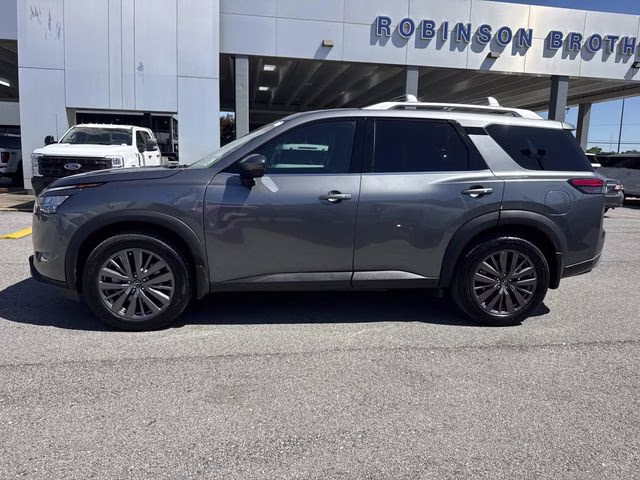 2023 Gun Metallic Nissan Pathfinder SL FWD SUV