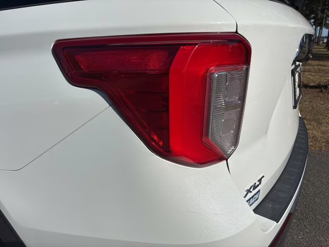 2023 Star White Metallic Tri-Coat Ford Explorer XLT RWD SUV