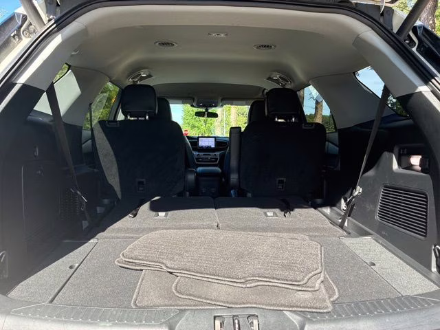 2023 Star White Metallic Tri-Coat Ford Explorer XLT RWD SUV
