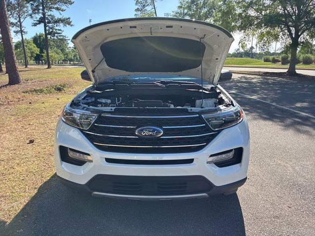 2023 Star White Metallic Tri-Coat Ford Explorer XLT RWD SUV