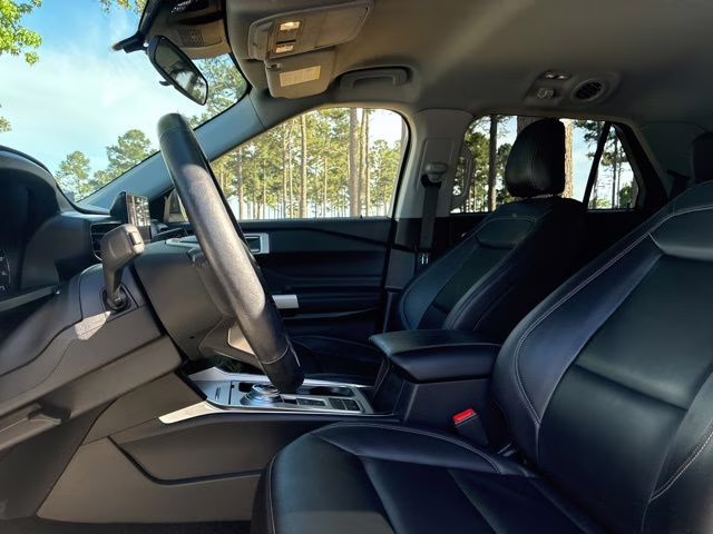 2023 Star White Metallic Tri-Coat Ford Explorer XLT RWD SUV