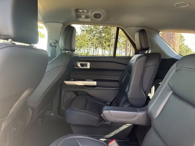 2023 Star White Metallic Tri-Coat Ford Explorer XLT RWD SUV