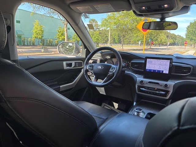 2023 Star White Metallic Tri-Coat Ford Explorer XLT RWD SUV