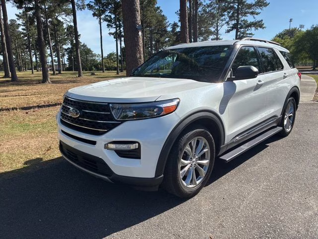 2023 Star White Metallic Tri-Coat Ford Explorer XLT RWD SUV