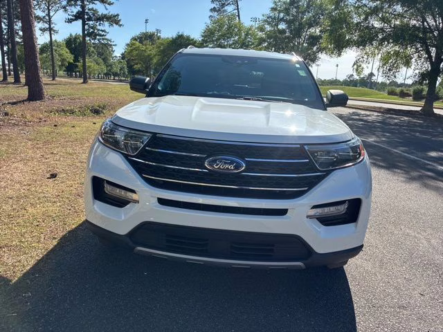 2023 Star White Metallic Tri-Coat Ford Explorer XLT RWD SUV