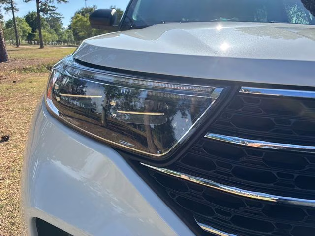 2023 Star White Metallic Tri-Coat Ford Explorer XLT RWD SUV