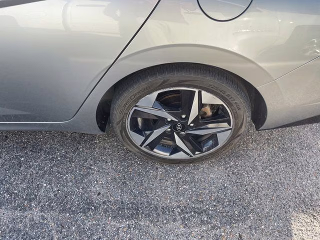 2022 Shimmering Silver Pearl Hyundai Elantra Limited FWD Sedan