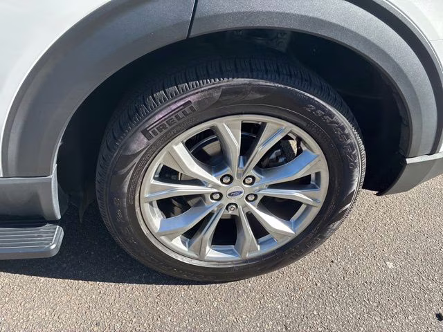2023 Star White Metallic Tri-Coat Ford Explorer XLT RWD SUV