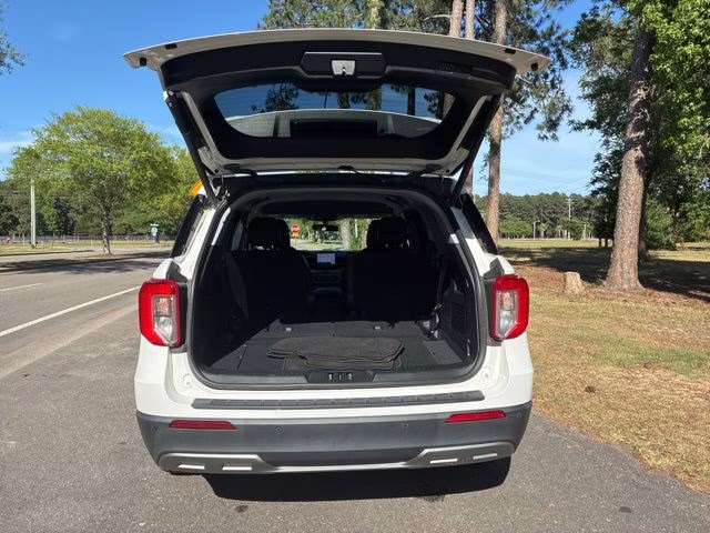 2023 Star White Metallic Tri-Coat Ford Explorer XLT RWD SUV
