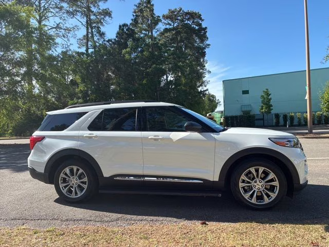 2023 Star White Metallic Tri-Coat Ford Explorer XLT RWD SUV