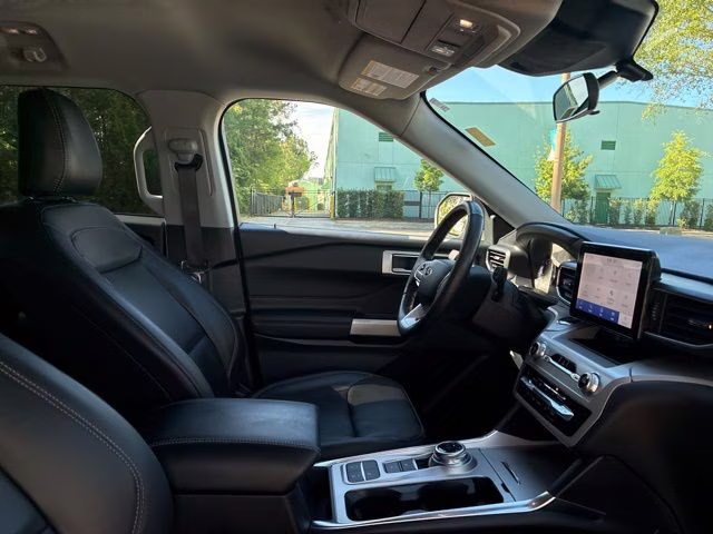 2023 Star White Metallic Tri-Coat Ford Explorer XLT RWD SUV