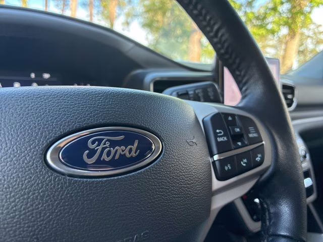 2023 Star White Metallic Tri-Coat Ford Explorer XLT RWD SUV
