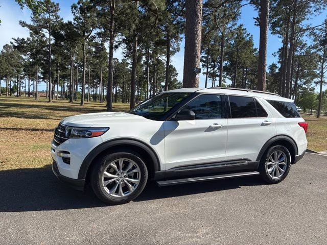 2023 Star White Metallic Tri-Coat Ford Explorer XLT RWD SUV
