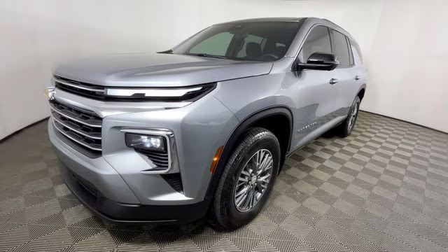 2024 Sterling Gray Metallic Chevrolet Traverse LT FWD SUV