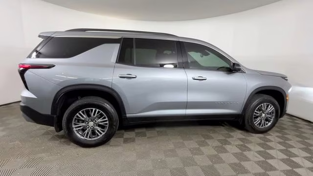 2024 Sterling Gray Metallic Chevrolet Traverse LT FWD SUV