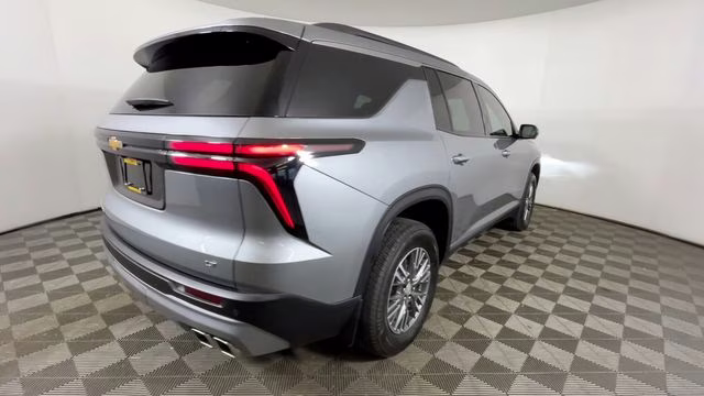 2024 Sterling Gray Metallic Chevrolet Traverse LT FWD SUV