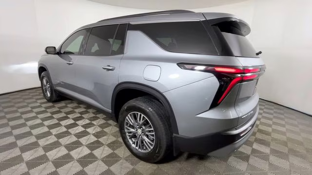 2024 Sterling Gray Metallic Chevrolet Traverse LT FWD SUV