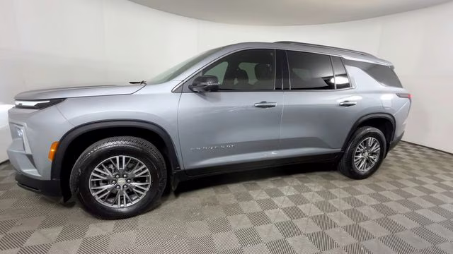 2024 Sterling Gray Metallic Chevrolet Traverse LT FWD SUV