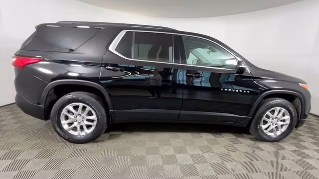 2020 Mosaic Black Metallic Chevrolet Traverse LT AWD SUV