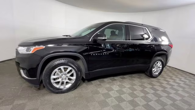 2020 Mosaic Black Metallic Chevrolet Traverse LT AWD SUV