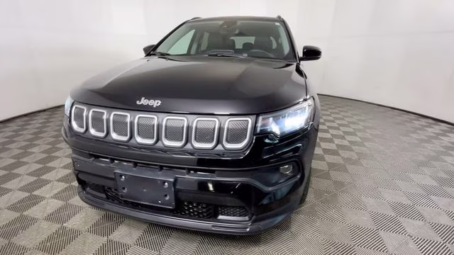 2022 Diamond Black Crystal Pearlcoat Jeep Compass Latitude 4X4 SUV