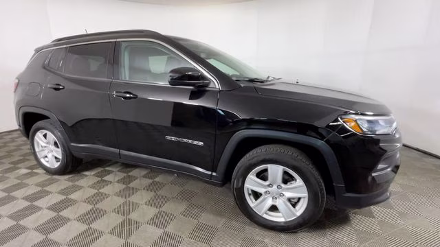 2022 Diamond Black Crystal Pearlcoat Jeep Compass Latitude 4X4 SUV