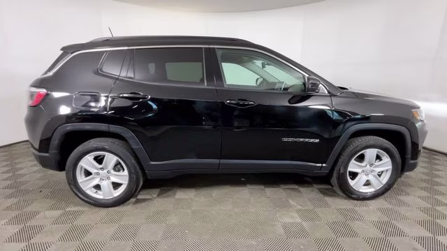 2022 Diamond Black Crystal Pearlcoat Jeep Compass Latitude 4X4 SUV
