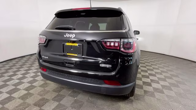 2022 Diamond Black Crystal Pearlcoat Jeep Compass Latitude 4X4 SUV