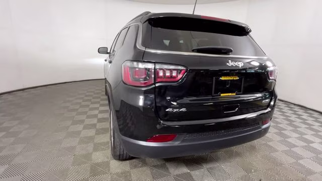 2022 Diamond Black Crystal Pearlcoat Jeep Compass Latitude 4X4 SUV