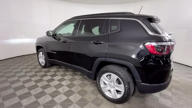 2022 Diamond Black Crystal Pearlcoat Jeep Compass Latitude 4X4 SUV