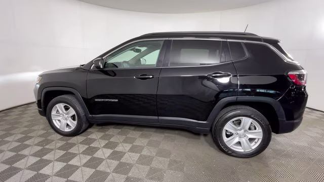 2022 Diamond Black Crystal Pearlcoat Jeep Compass Latitude 4X4 SUV