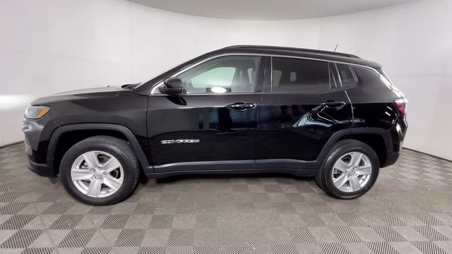 2022 Diamond Black Crystal Pearlcoat Jeep Compass Latitude 4X4 SUV